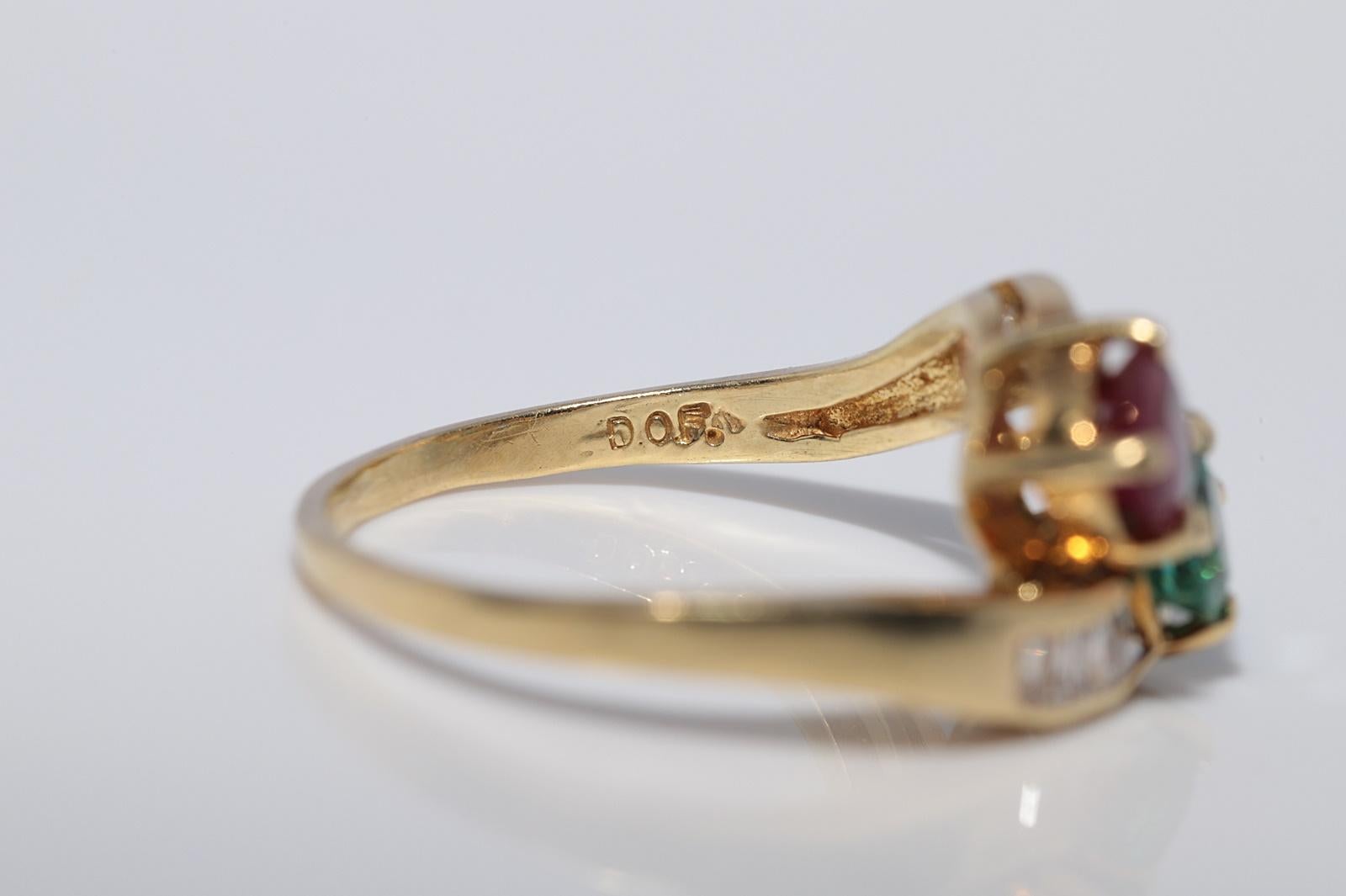 Vintage CIRCA 1980s 18k Gold Natürlicher Baguetteschliff Diamant und Rubin Smaragd Ring im Angebot 5