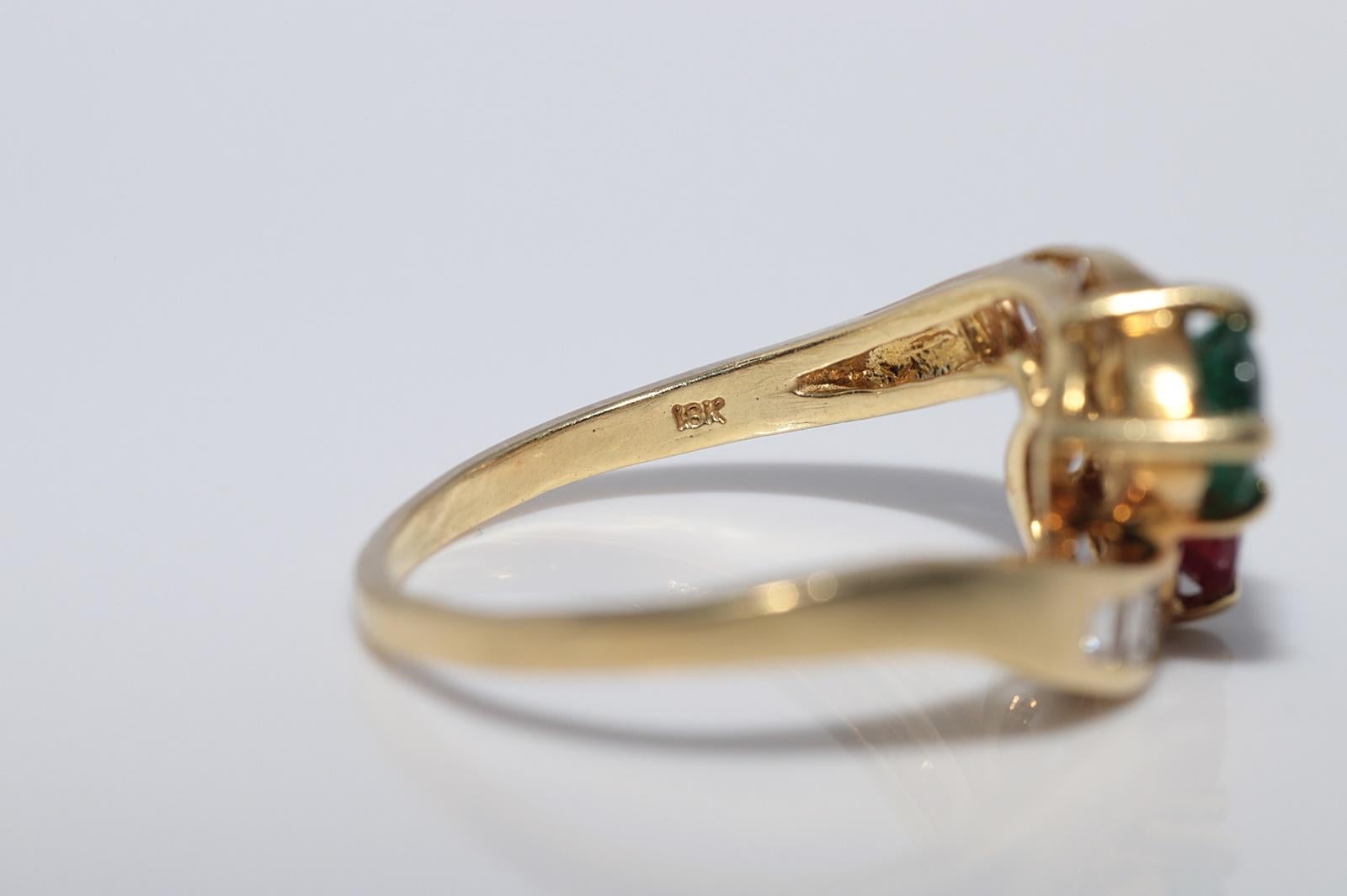 Vintage CIRCA 1980s 18k Gold Natürlicher Baguetteschliff Diamant und Rubin Smaragd Ring im Angebot 6