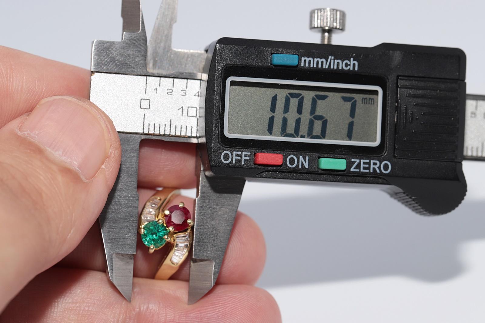 Vintage CIRCA 1980s 18k Gold Natürlicher Baguetteschliff Diamant und Rubin Smaragd Ring im Angebot 7