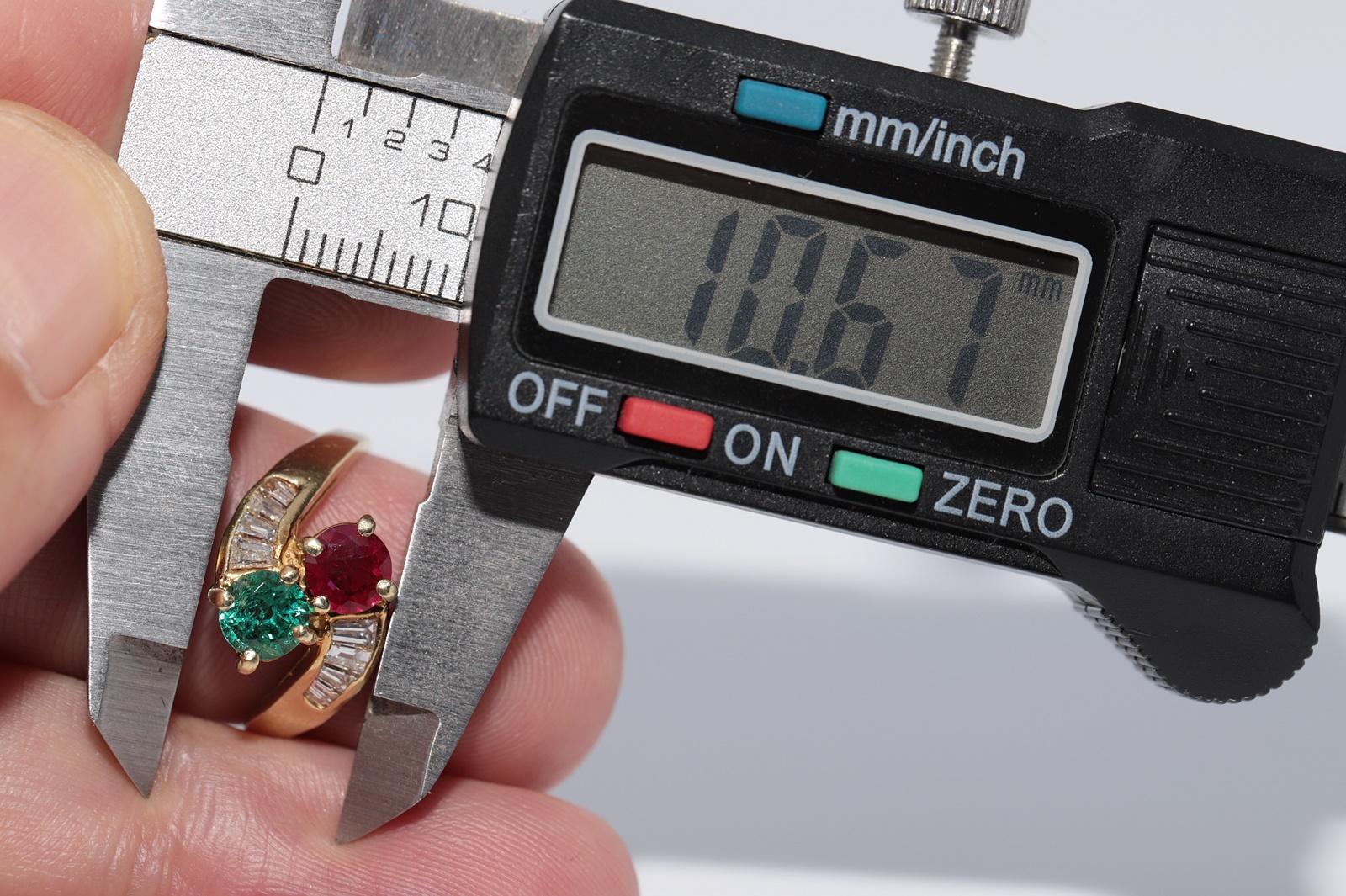 Vintage CIRCA 1980s 18k Gold Natürlicher Baguetteschliff Diamant und Rubin Smaragd Ring im Angebot 8