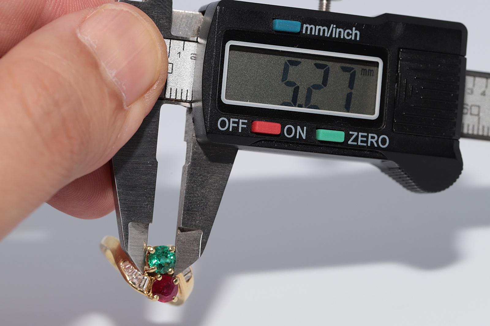 Vintage CIRCA 1980s 18k Gold Natürlicher Baguetteschliff Diamant und Rubin Smaragd Ring im Angebot 9