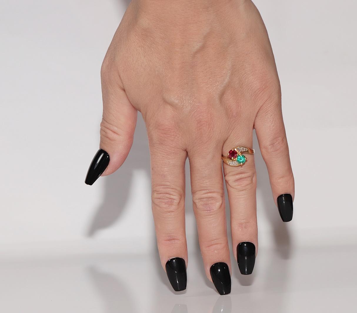 Vintage CIRCA 1980s 18k Gold Natürlicher Baguetteschliff Diamant und Rubin Smaragd Ring im Angebot 10