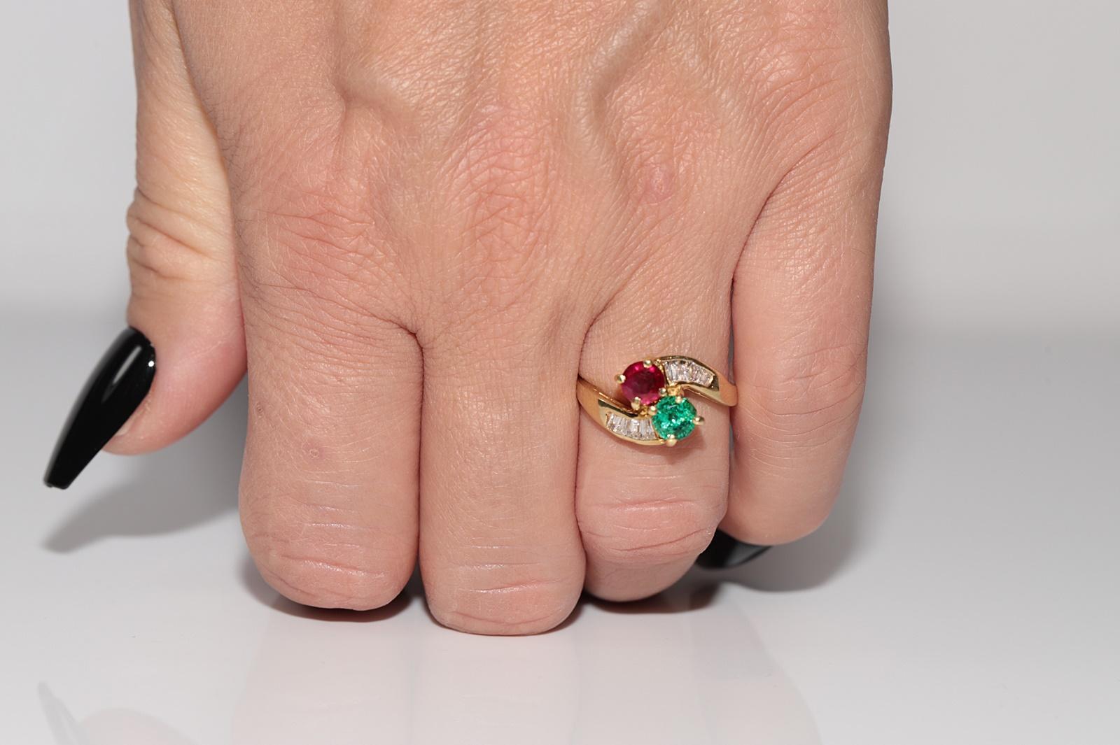 Vintage CIRCA 1980s 18k Gold Natürlicher Baguetteschliff Diamant und Rubin Smaragd Ring im Angebot 11