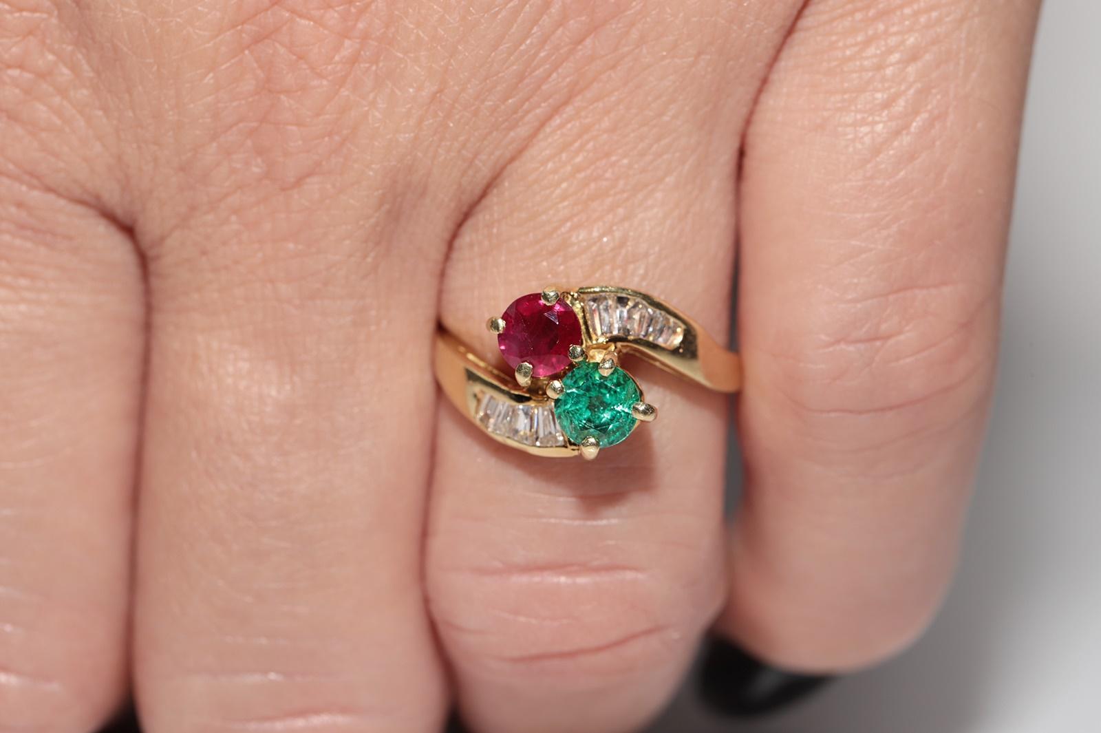 Vintage CIRCA 1980s 18k Gold Natürlicher Baguetteschliff Diamant und Rubin Smaragd Ring im Angebot 12