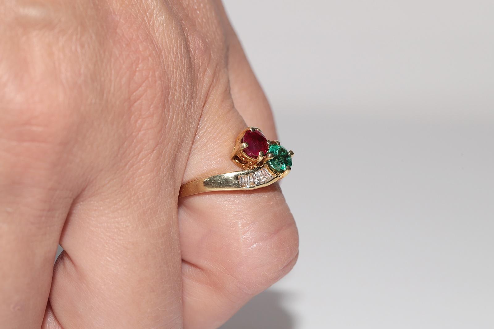 Vintage CIRCA 1980s 18k Gold Natürlicher Baguetteschliff Diamant und Rubin Smaragd Ring im Angebot 13