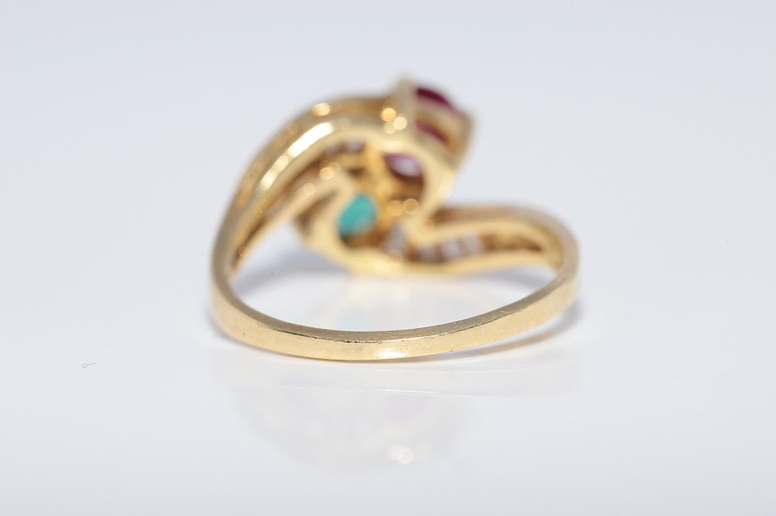 Vintage CIRCA 1980s 18k Gold Natürlicher Baguetteschliff Diamant und Rubin Smaragd Ring im Angebot 14