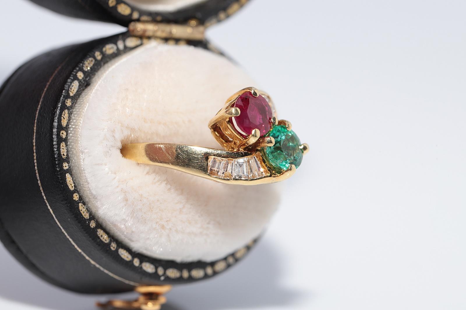 Vintage CIRCA 1980s 18k Gold Natürlicher Baguetteschliff Diamant und Rubin Smaragd Ring (Kunsthandwerker*in) im Angebot