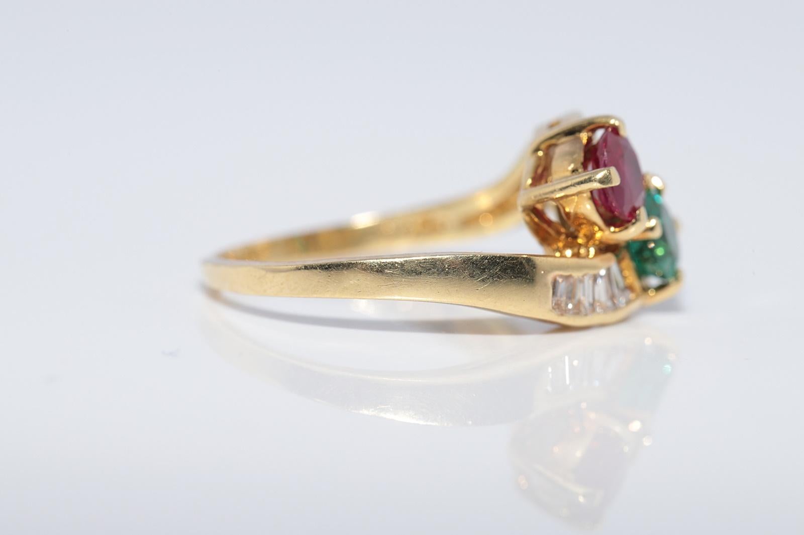 Vintage CIRCA 1980s 18k Gold Natürlicher Baguetteschliff Diamant und Rubin Smaragd Ring im Angebot 1