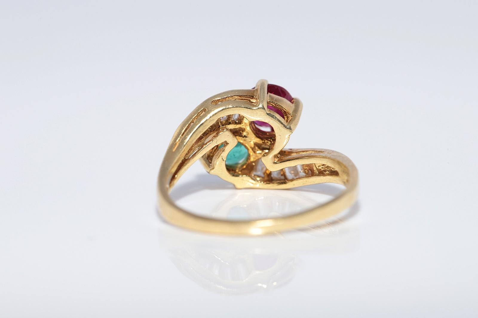 Vintage CIRCA 1980s 18k Gold Natürlicher Baguetteschliff Diamant und Rubin Smaragd Ring im Angebot 2