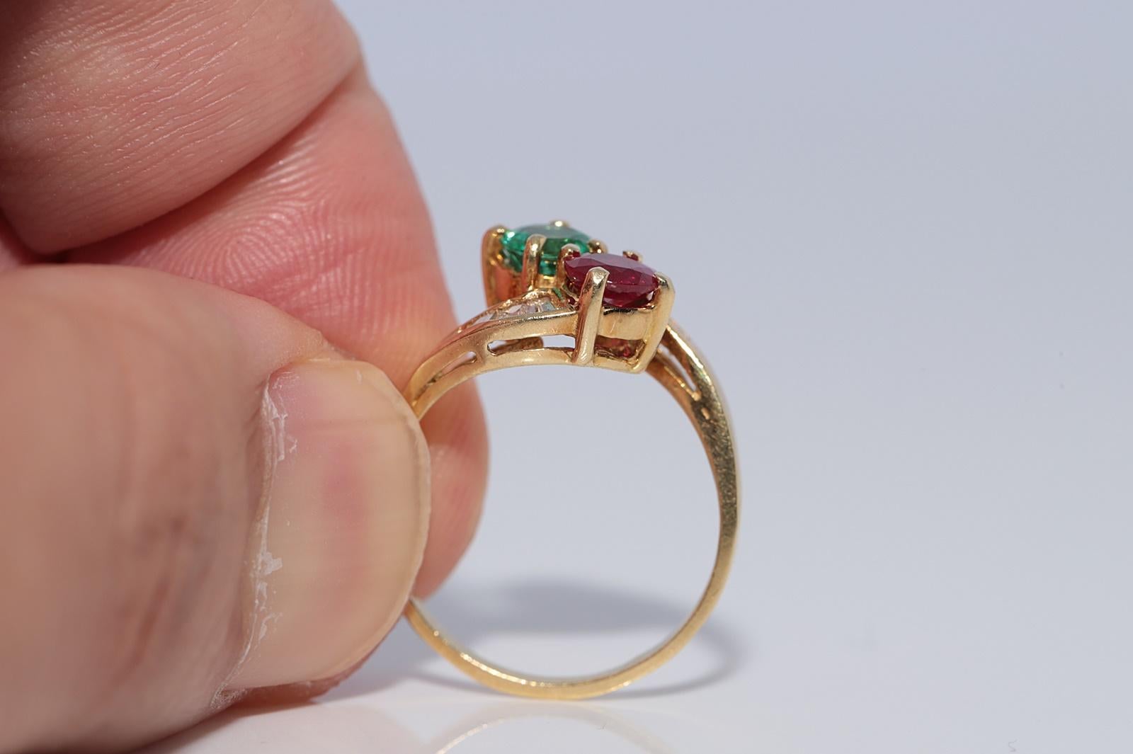 Vintage CIRCA 1980s 18k Gold Natürlicher Baguetteschliff Diamant und Rubin Smaragd Ring im Angebot 3