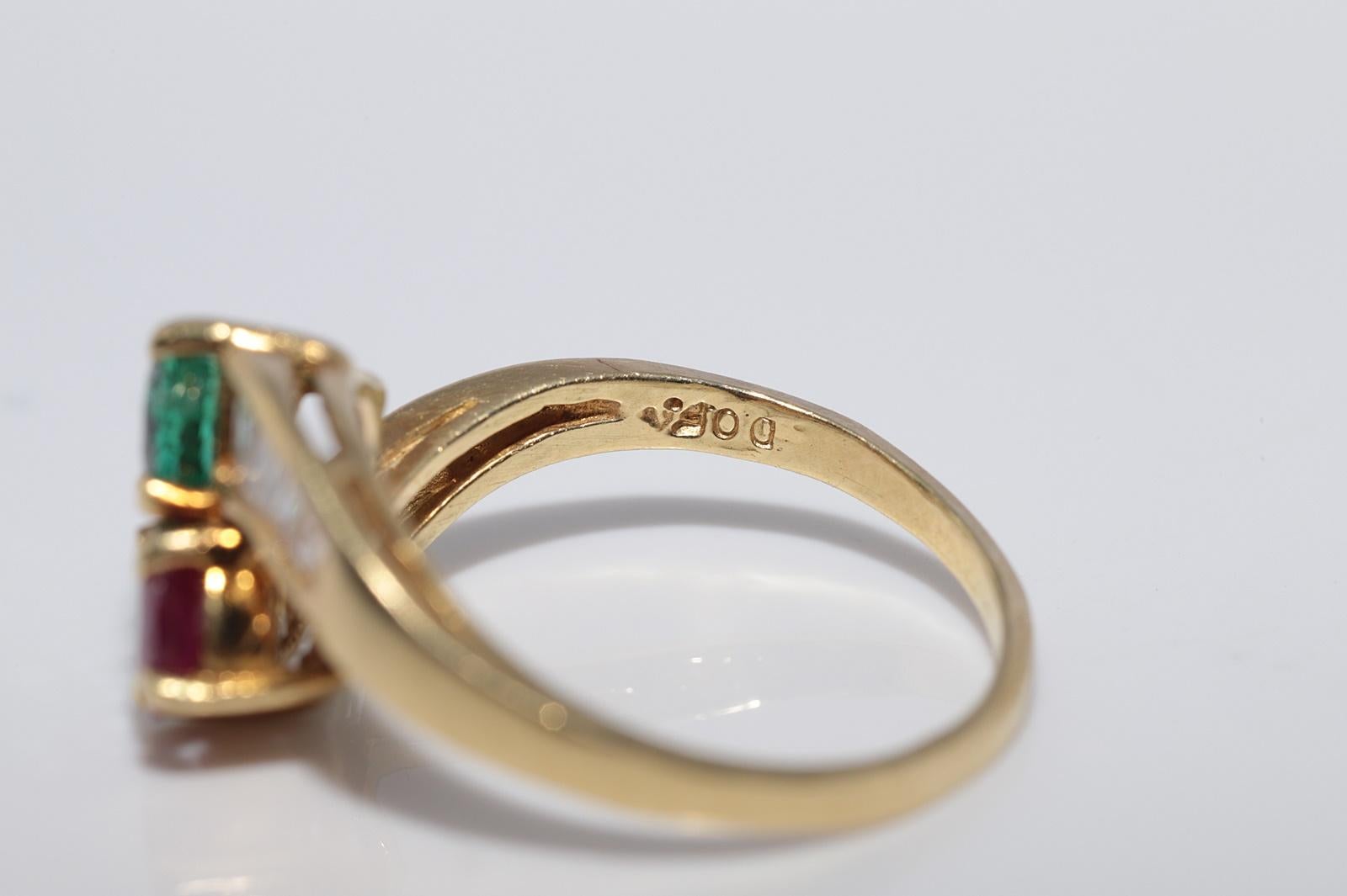 Vintage CIRCA 1980s 18k Gold Natürlicher Baguetteschliff Diamant und Rubin Smaragd Ring im Angebot 4