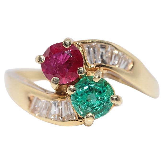 Vintage CIRCA 1980s 18k Gold Natürlicher Baguetteschliff Diamant und Rubin Smaragd Ring im Angebot