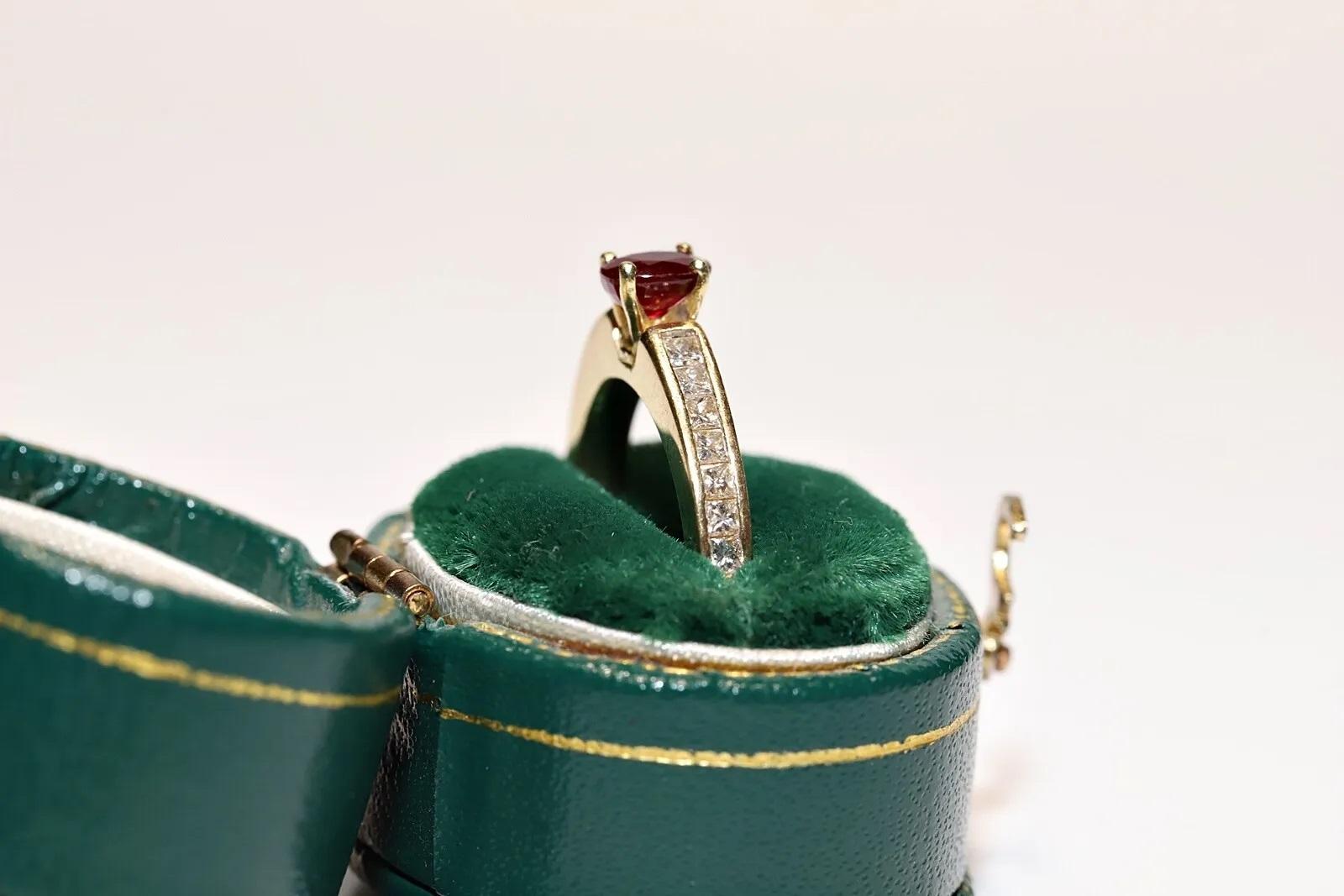 Vintage Circa 1990s 18k Gold Natural Princess Cut Diamond And Ruby Ring For Sale 7