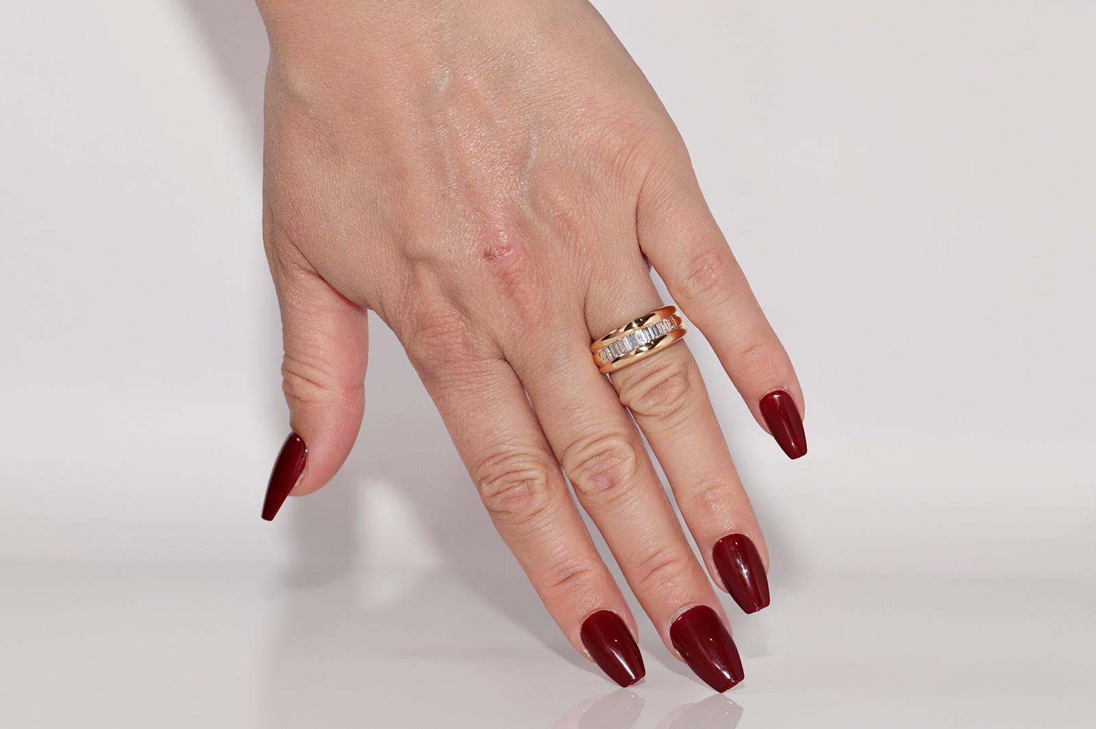 Vintage Circa 1980er Jahre 18k Gold Natürlicher Baguette-Schliff Diamant Dekorierter Ring im Angebot 9