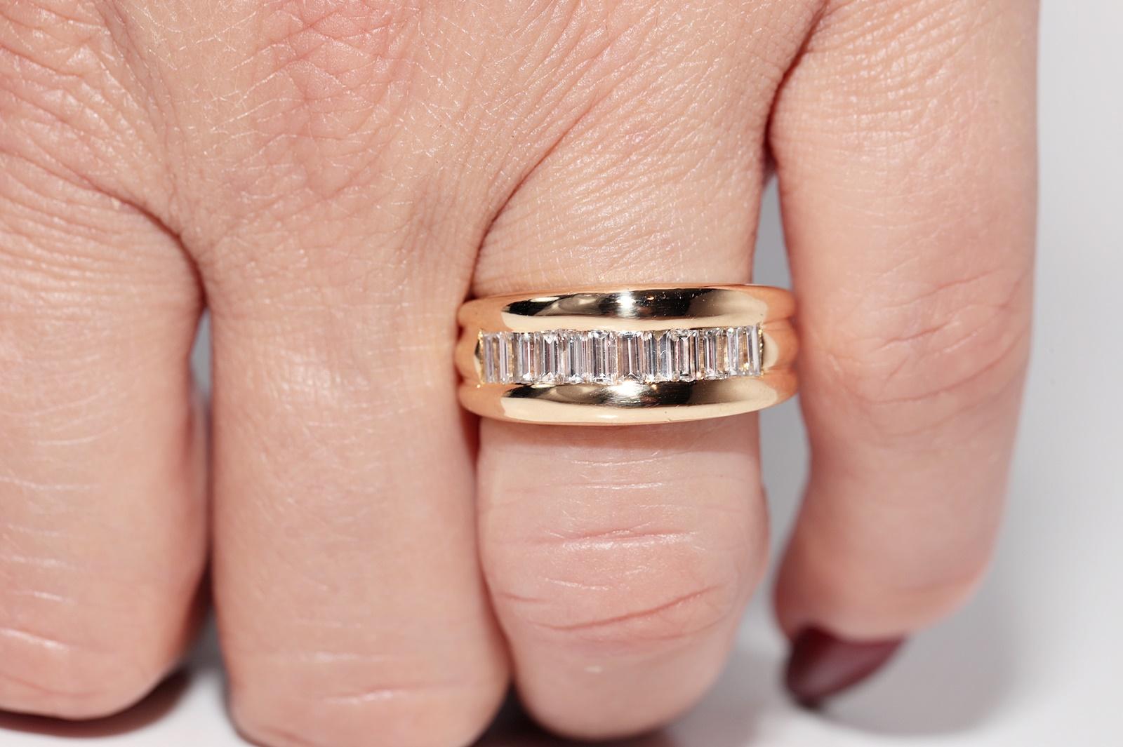 Vintage Circa 1980er Jahre 18k Gold Natürlicher Baguette-Schliff Diamant Dekorierter Ring im Angebot 11
