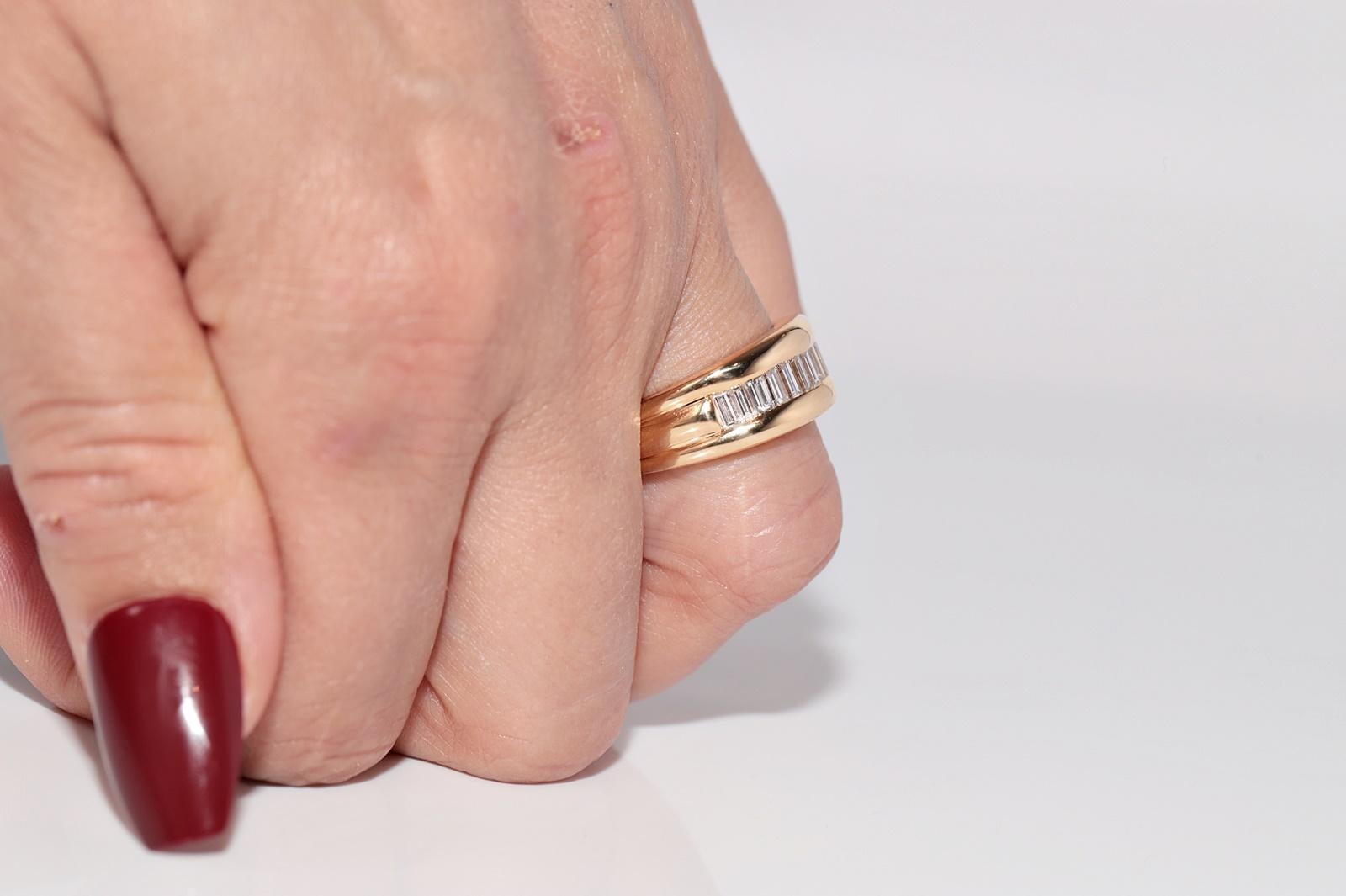 Vintage Circa 1980er Jahre 18k Gold Natürlicher Baguette-Schliff Diamant Dekorierter Ring im Angebot 12
