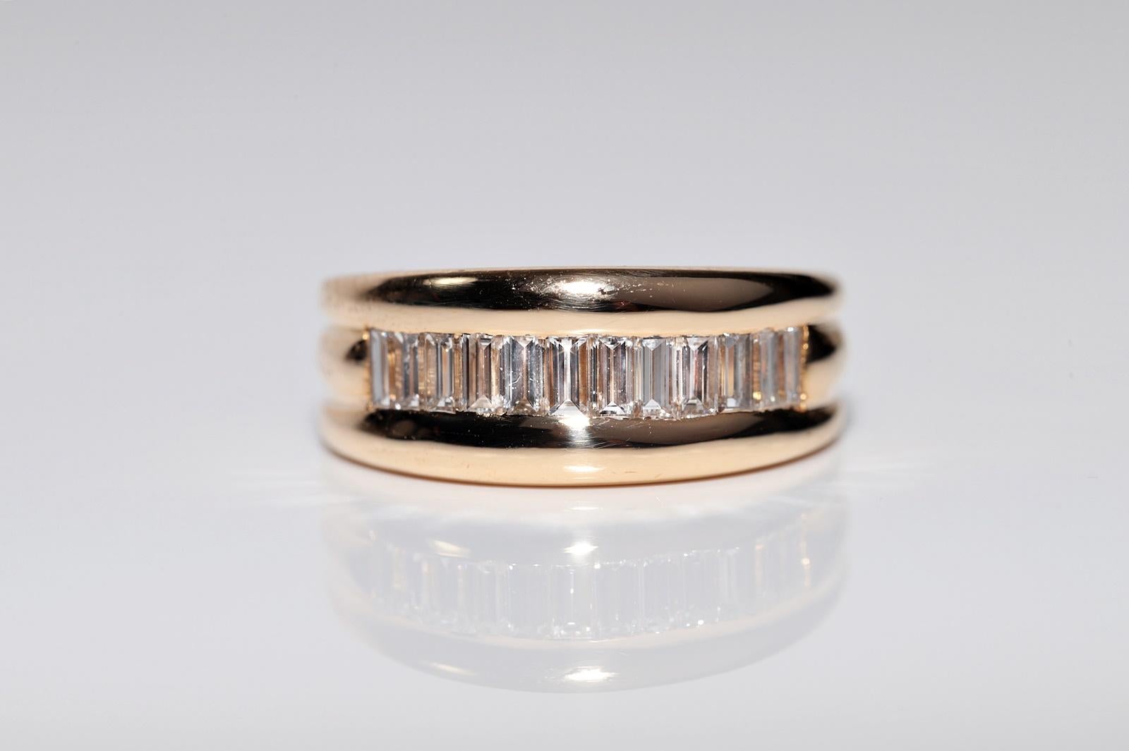 Vintage Circa 1980er Jahre 18k Gold Natürlicher Baguette-Schliff Diamant Dekorierter Ring (Baguetteschliff) im Angebot