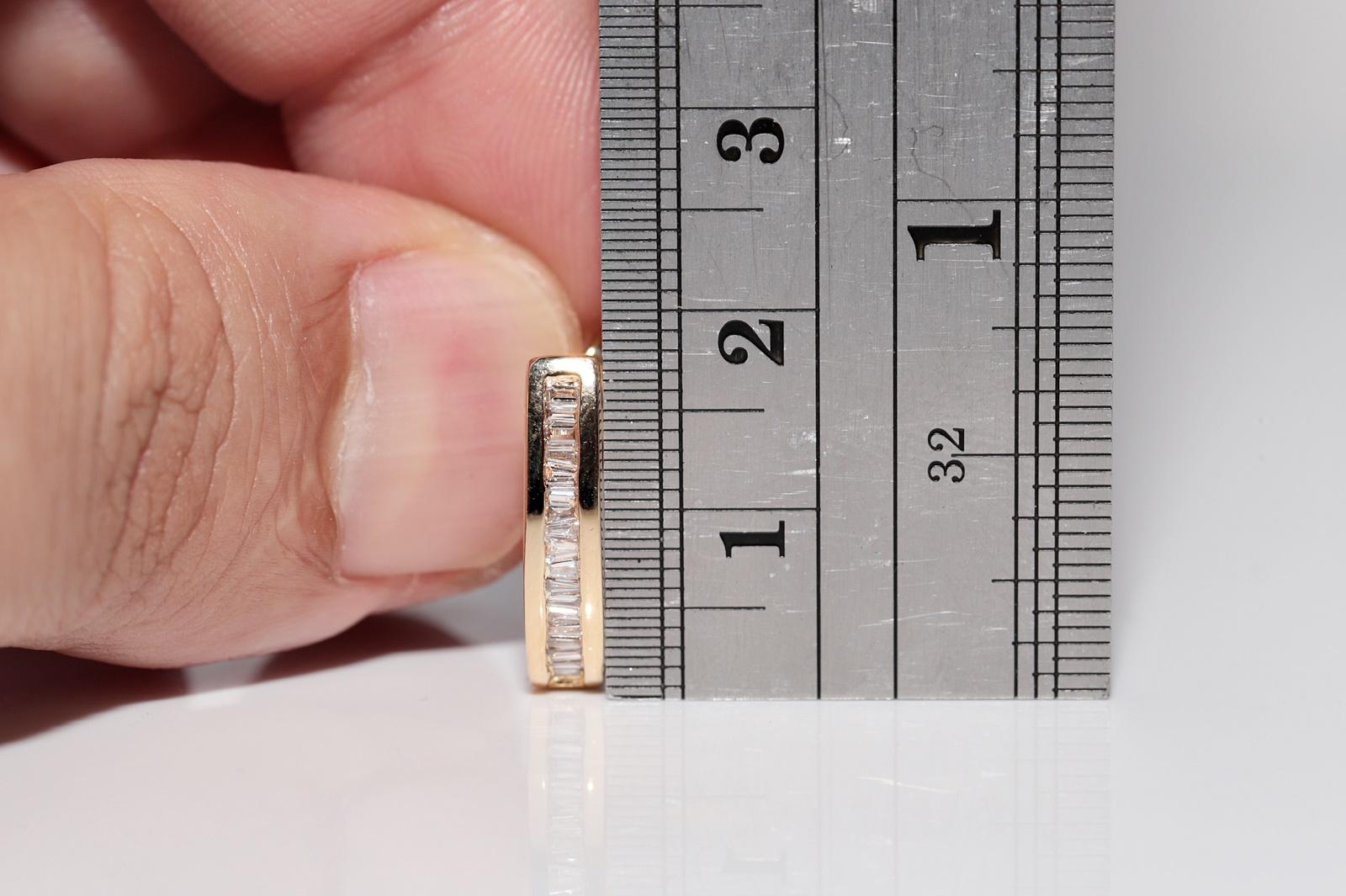 
In sehr gutem Zustand.
Das Gesamtgewicht beträgt 5.2 Gramm.
Insgesamt ist Diamant 0,65 ct.
Der Diamant hat die Farbe H und die Reinheit V.
Bitte kontaktieren Sie uns bei Fragen.
