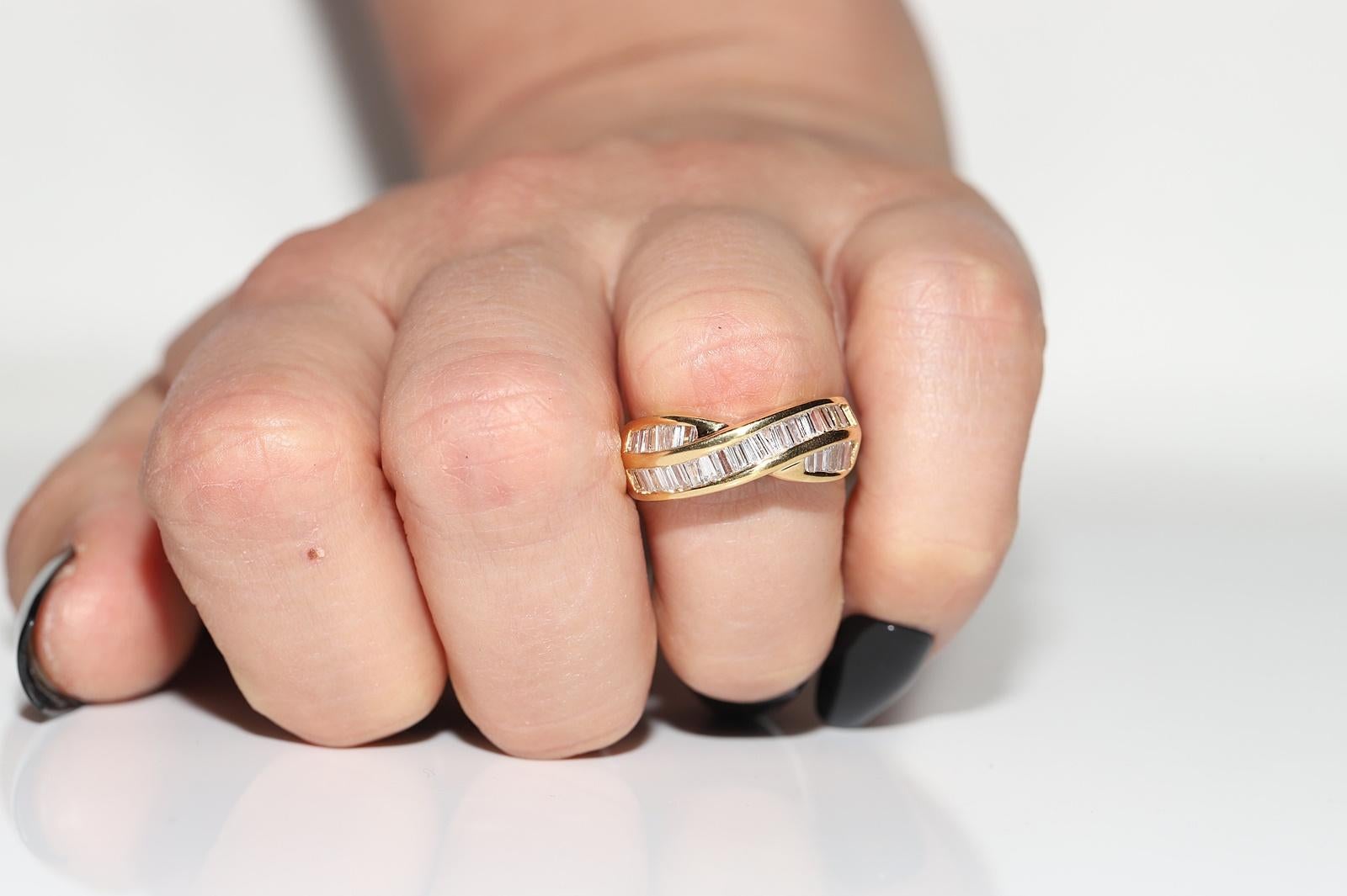 Vintage Circa 1980er Jahre 18k Gold Natürlicher Baguette-Schliff Diamant Dekorierter Ring (Retro) im Angebot