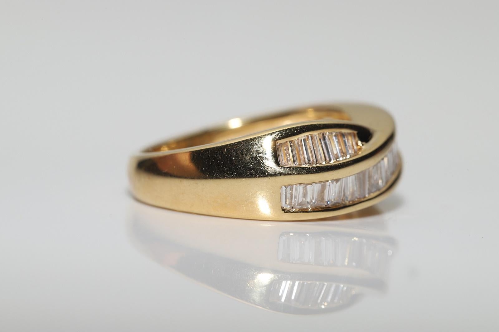 Vintage Circa 1980er Jahre 18k Gold Natürlicher Baguette-Schliff Diamant Dekorierter Ring im Angebot 3