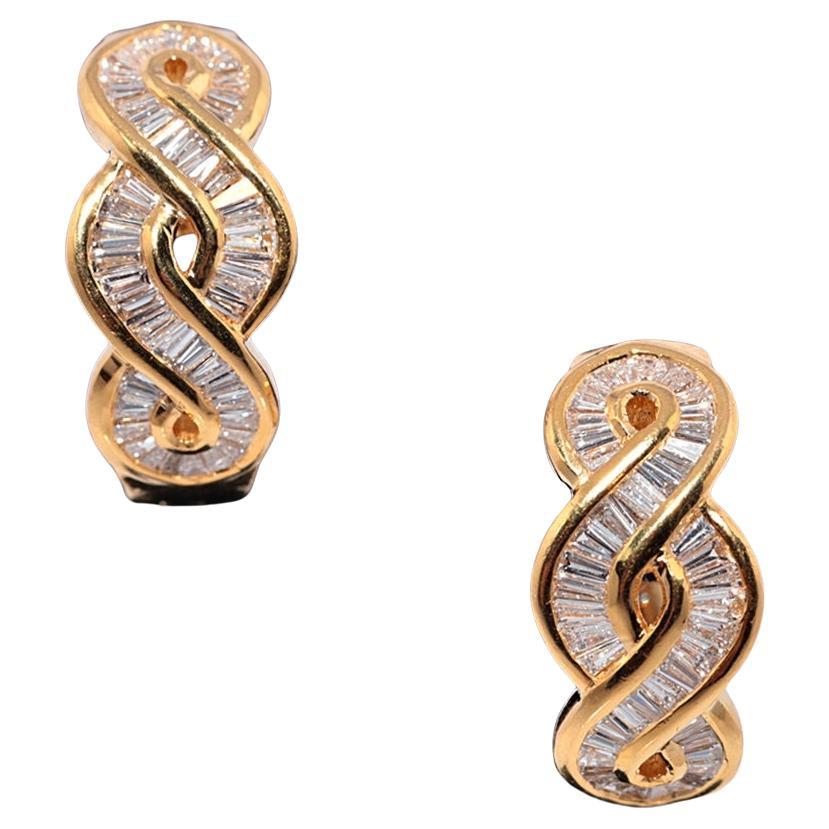 Orecchino Omega Back in oro 18k con diamante naturale taglio baguette, vintage, anni '80 circa.