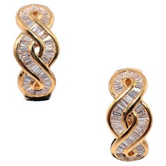 Orecchino Omega Back in oro 18k con diamante naturale taglio baguette, vintage, anni '80 circa.