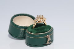 Vintage Circa 1980er Jahre Diamantring aus 18 Karat Gold mit natürlichem Brillantschliff und Diamant im Baguetteschliff