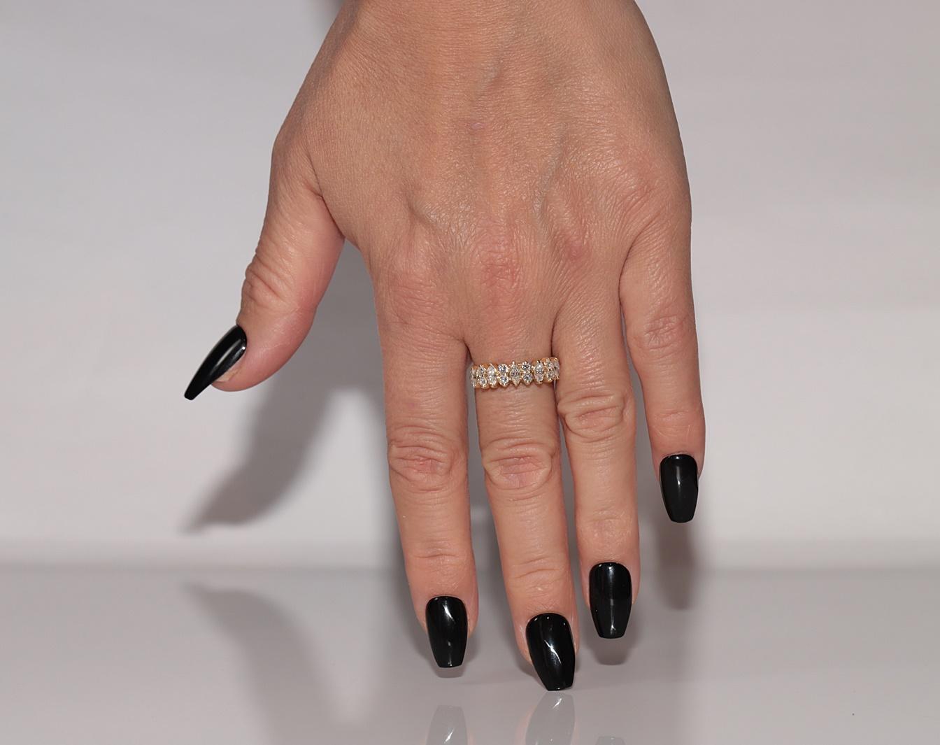 Vintage CIRCA 1980s 18k Gold Natürlicher Diamantring mit Brillant- und Marquise-Schliff im Angebot 7