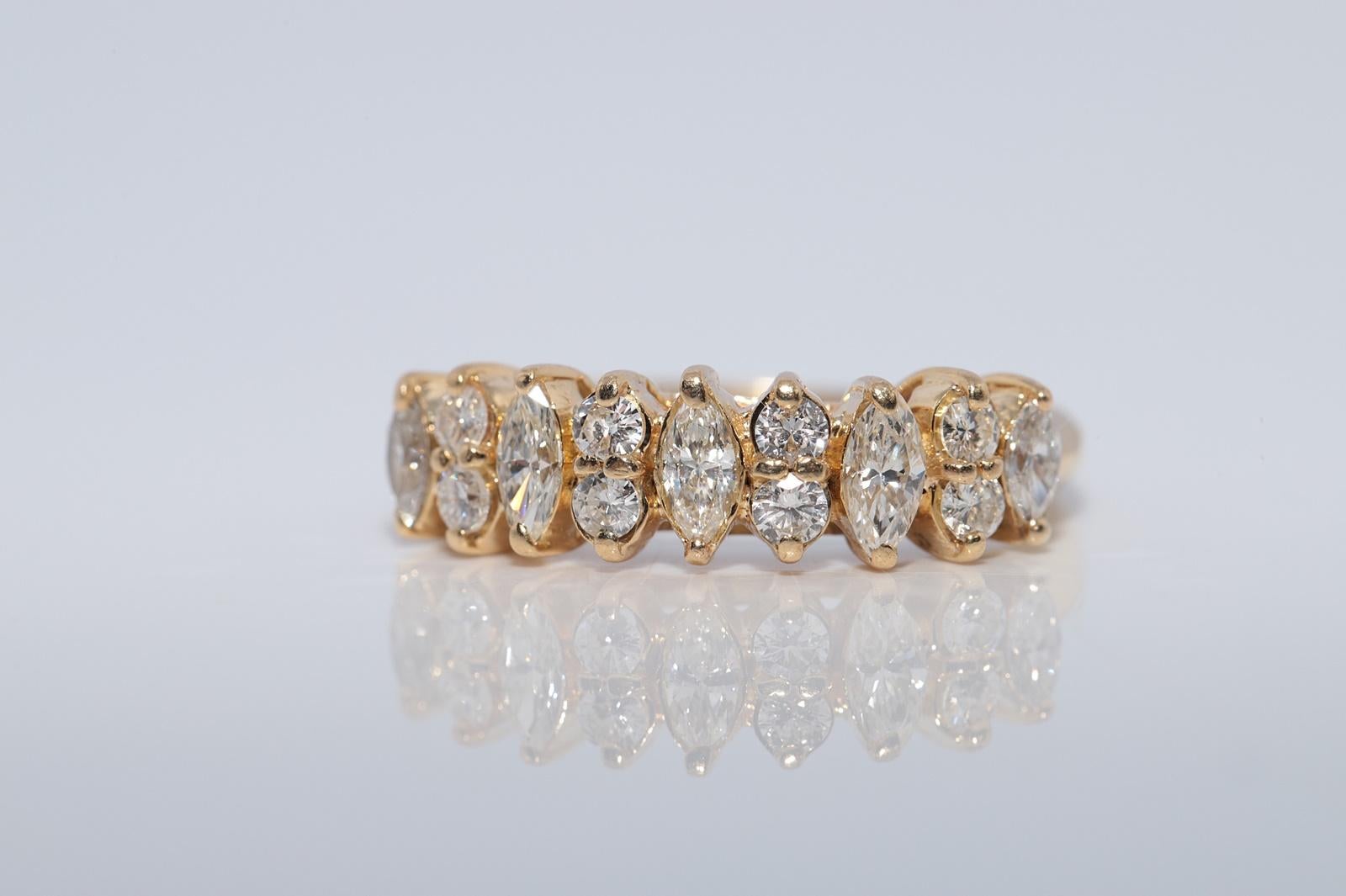 Vintage CIRCA 1980s 18k Gold Natürlicher Diamantring mit Brillant- und Marquise-Schliff (Brillantschliff) im Angebot