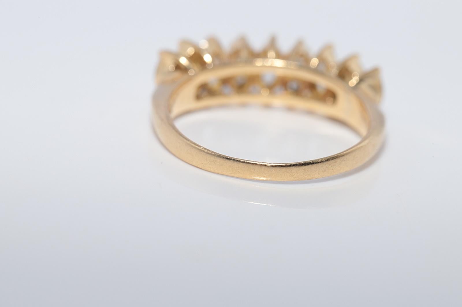 Vintage CIRCA 1980s 18k Gold Natürlicher Diamantring mit Brillant- und Marquise-Schliff im Angebot 3