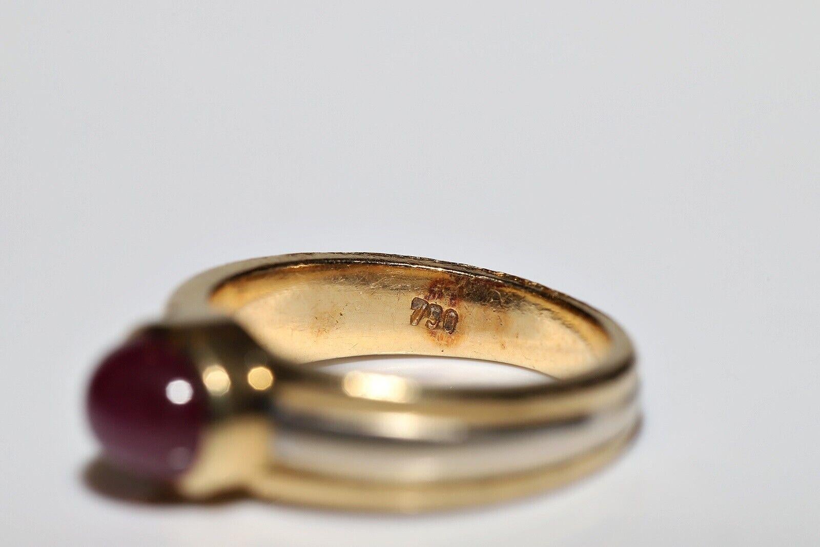 Vintage Circa 1980s 18k Gold Natural Cabochon Cut Ruby Decorated Ring In Good Condition For Sale In Fatih/İstanbul, 34