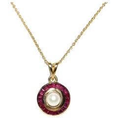 Collier pendentif vintage des années 1980 en or 18 carats avec rubis et perles de taille naturelle calibrée