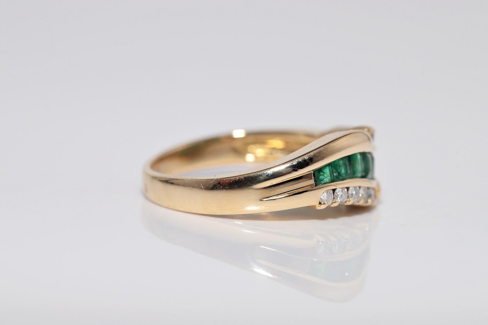 Vintage Circa 1980s 18k Gold Natural Diamond And Baguette Cut Emerald Ring For Sale 4