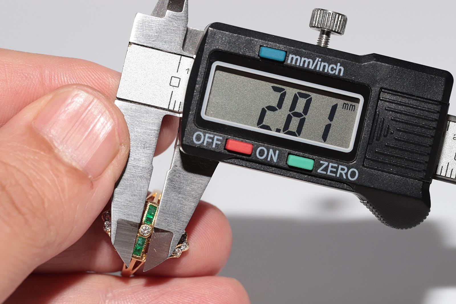 Vintage-Ring aus 18 Karat Gold mit natürlichem Diamanten und Smaragd im Baguetteschliff, ca. 1980er Jahre im Angebot 8