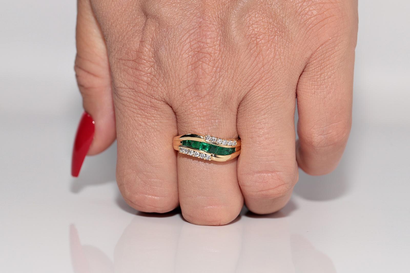 Artisan Vintage Circa 1980s 18k Gold Natural Diamond And Baguette Cut Emerald Ring For Sale