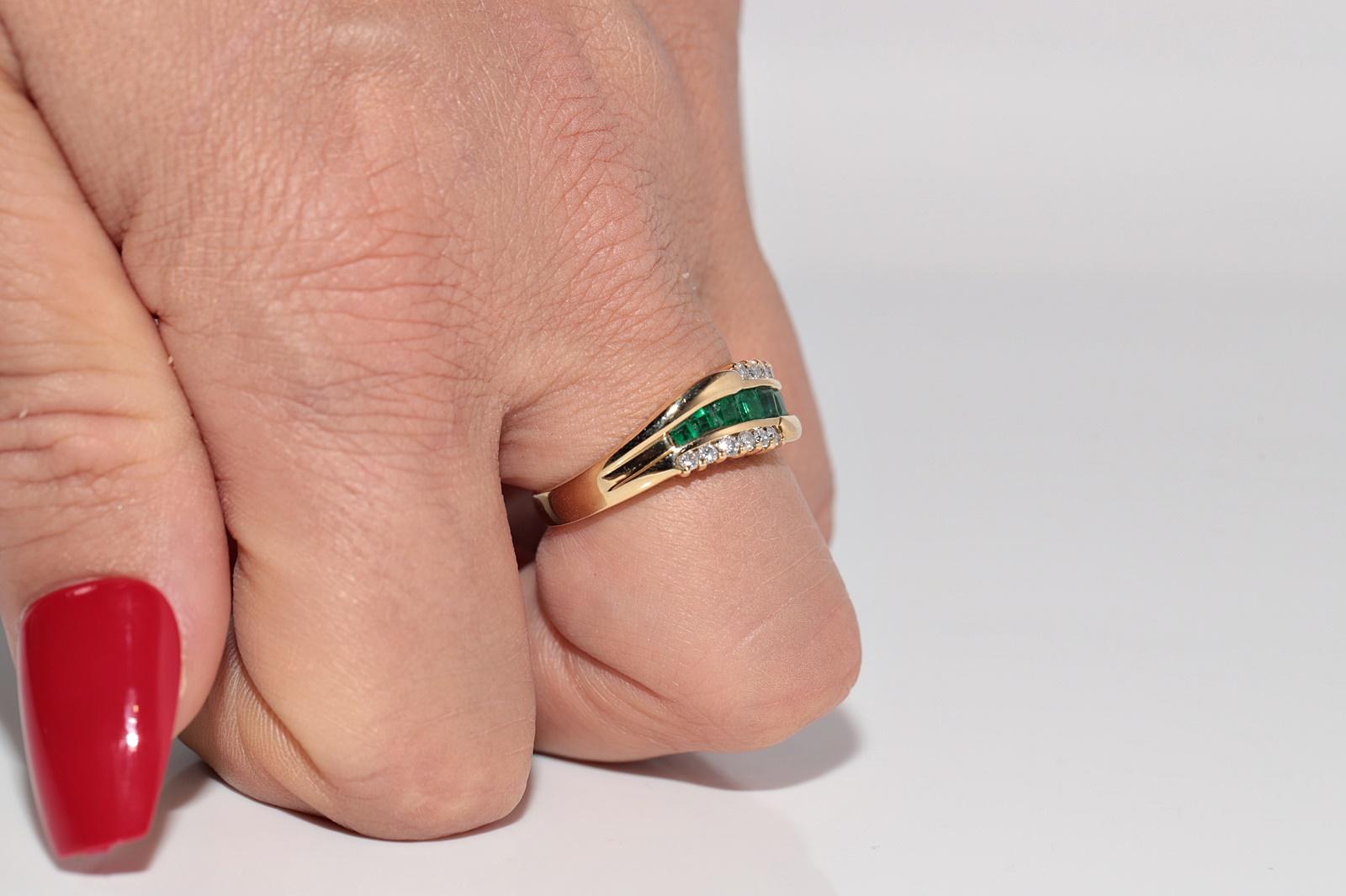 Vintage Circa 1980s 18k Gold Natural Diamond And Baguette Cut Emerald Ring In Good Condition For Sale In Fatih/İstanbul, 34
