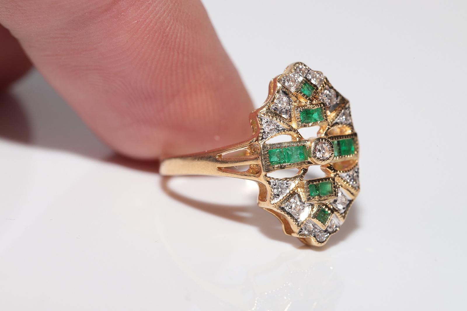 Anello Vintage CIRCA anni '80 in oro 18k con diamante naturale e smeraldo taglio baguette in vendita 1