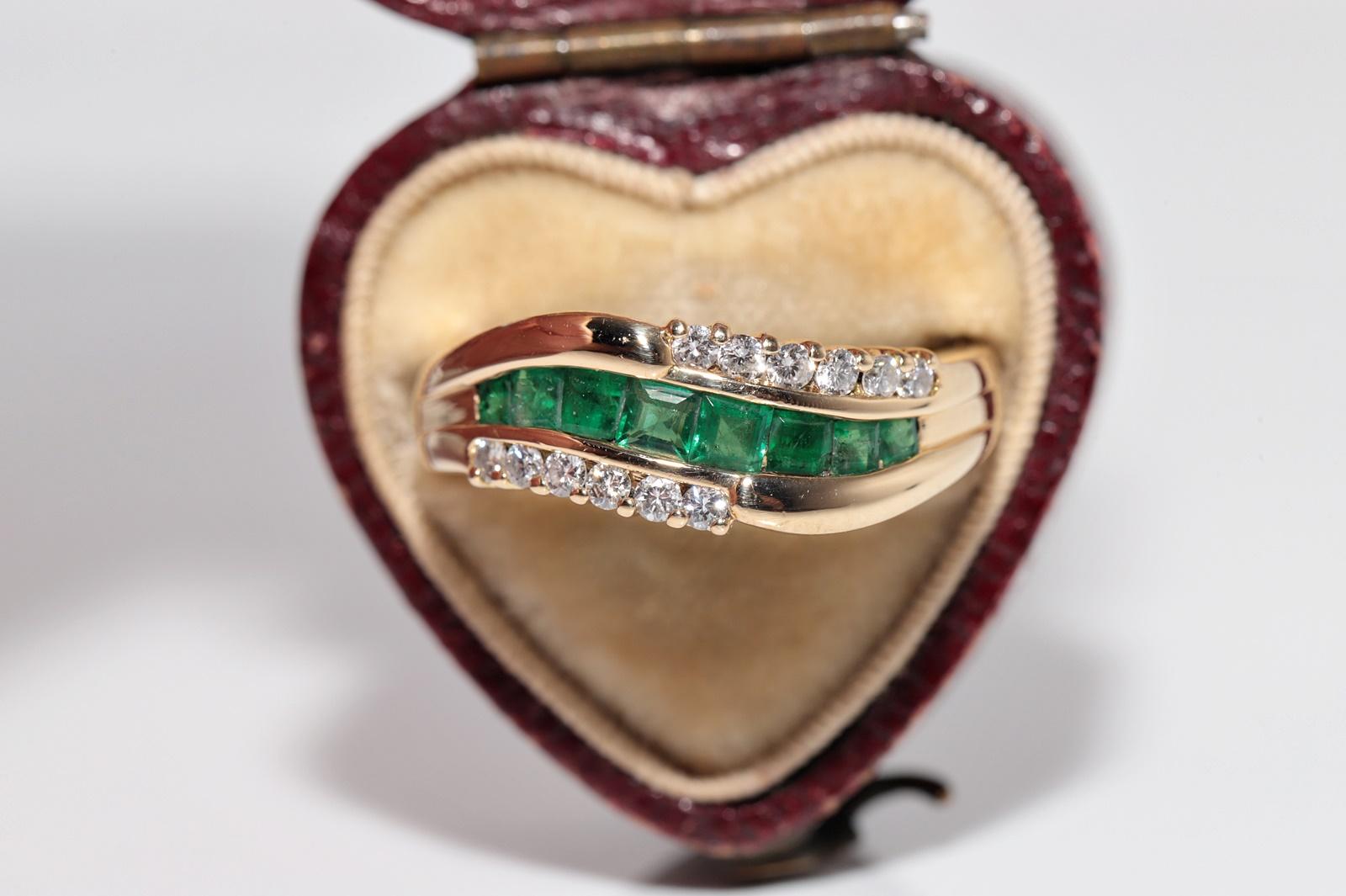 Women's Vintage Circa 1980s 18k Gold Natural Diamond And Baguette Cut Emerald Ring For Sale