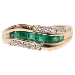 Vintage Circa 1980s 18k Gold Natural Diamond And Baguette Cut Emerald Ring