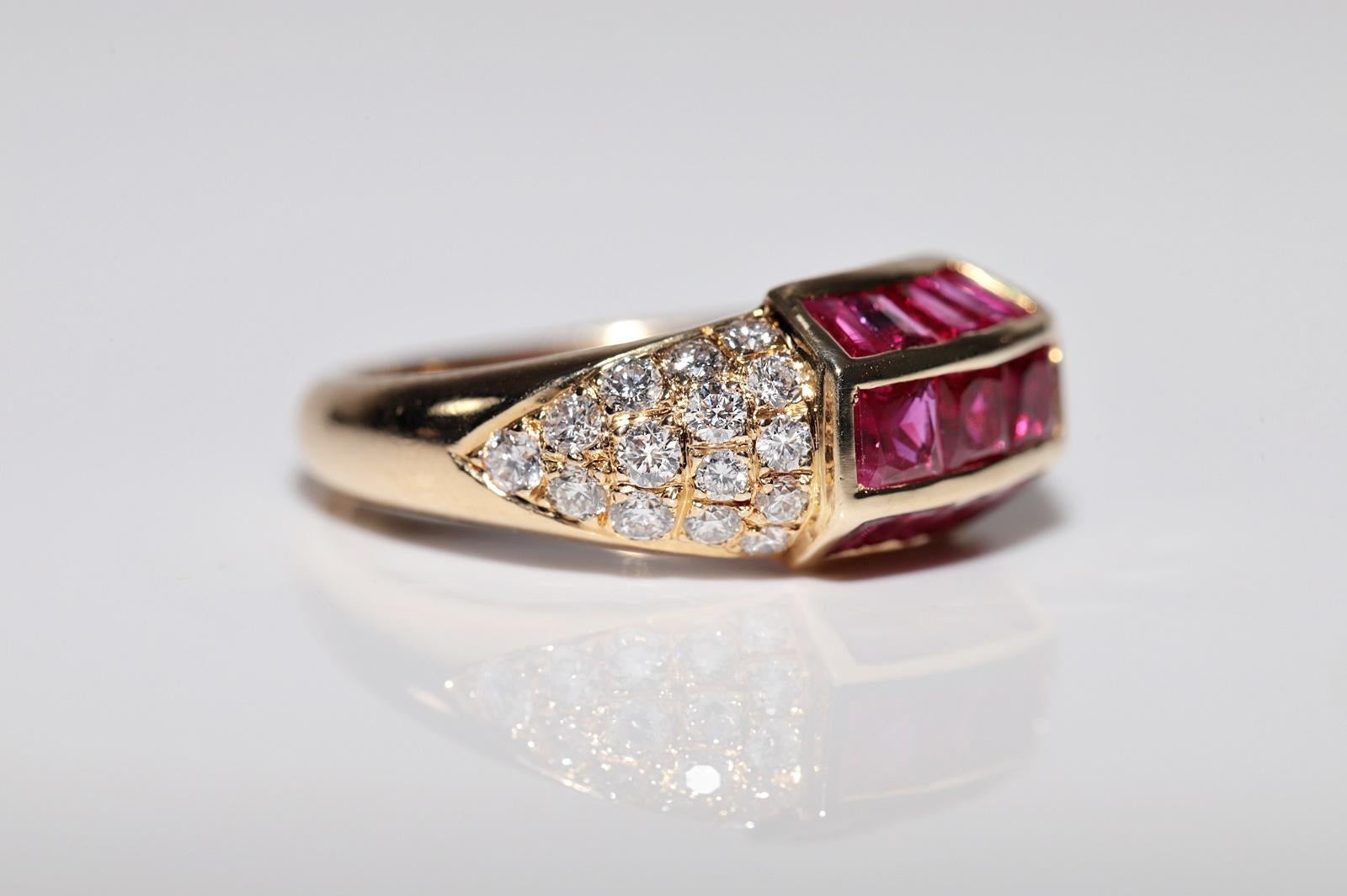 Vintage Circa 1980s 18k Gold Natural Diamond And Baguette Cut Ruby Band Ring In Good Condition For Sale In Fatih/İstanbul, 34