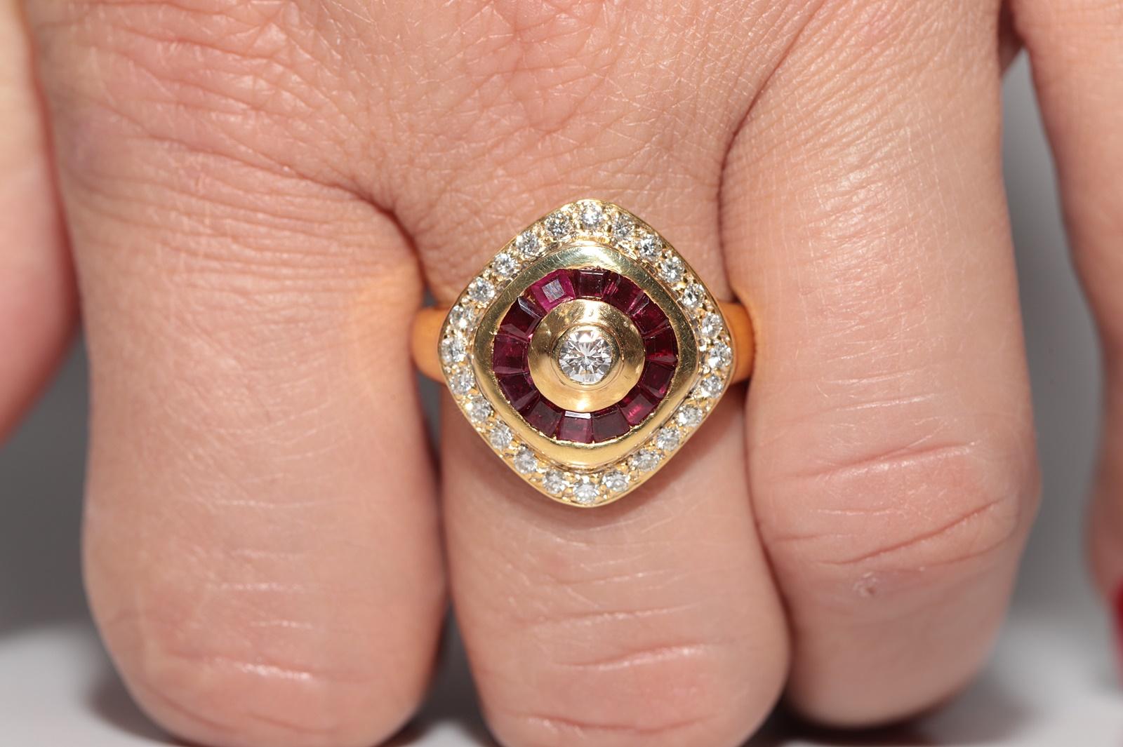 Vintage Circa 1980s 18k Gold Natural Diamond And Baguette Cut Ruby Navette Ring in vendita 10