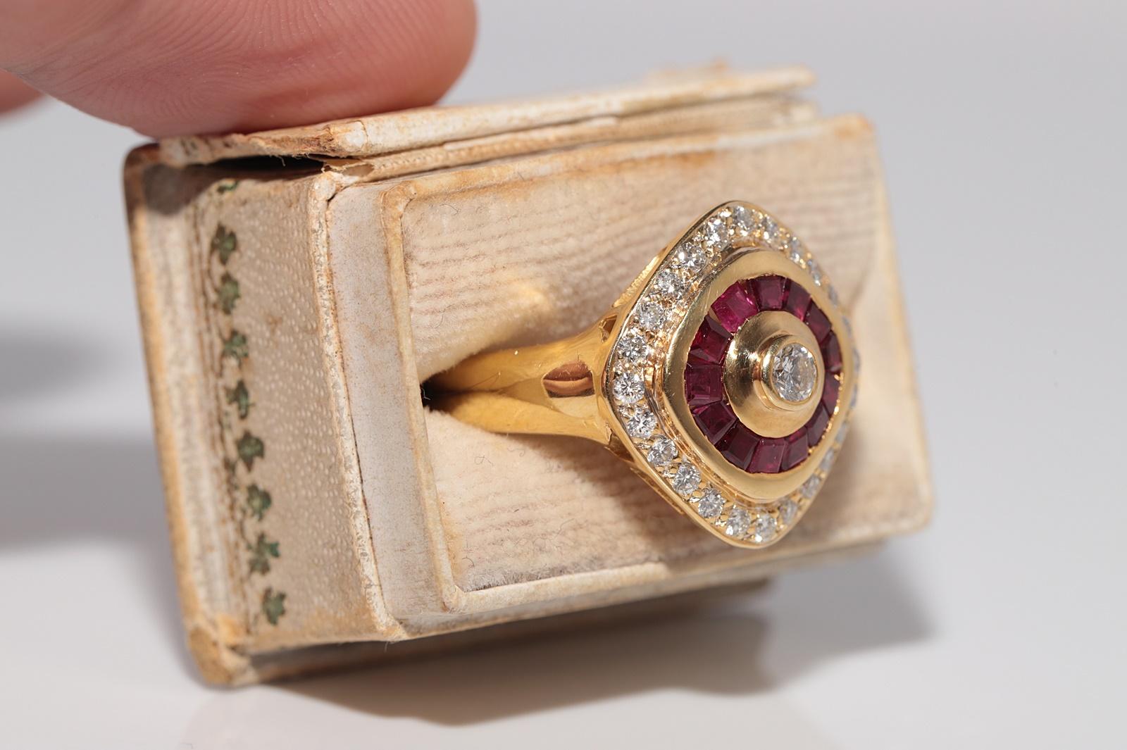 Rétro Vintage Circa 1980s 18k Gold Natural Diamond And Baguette Cut Ruby Navette Ring in vendita