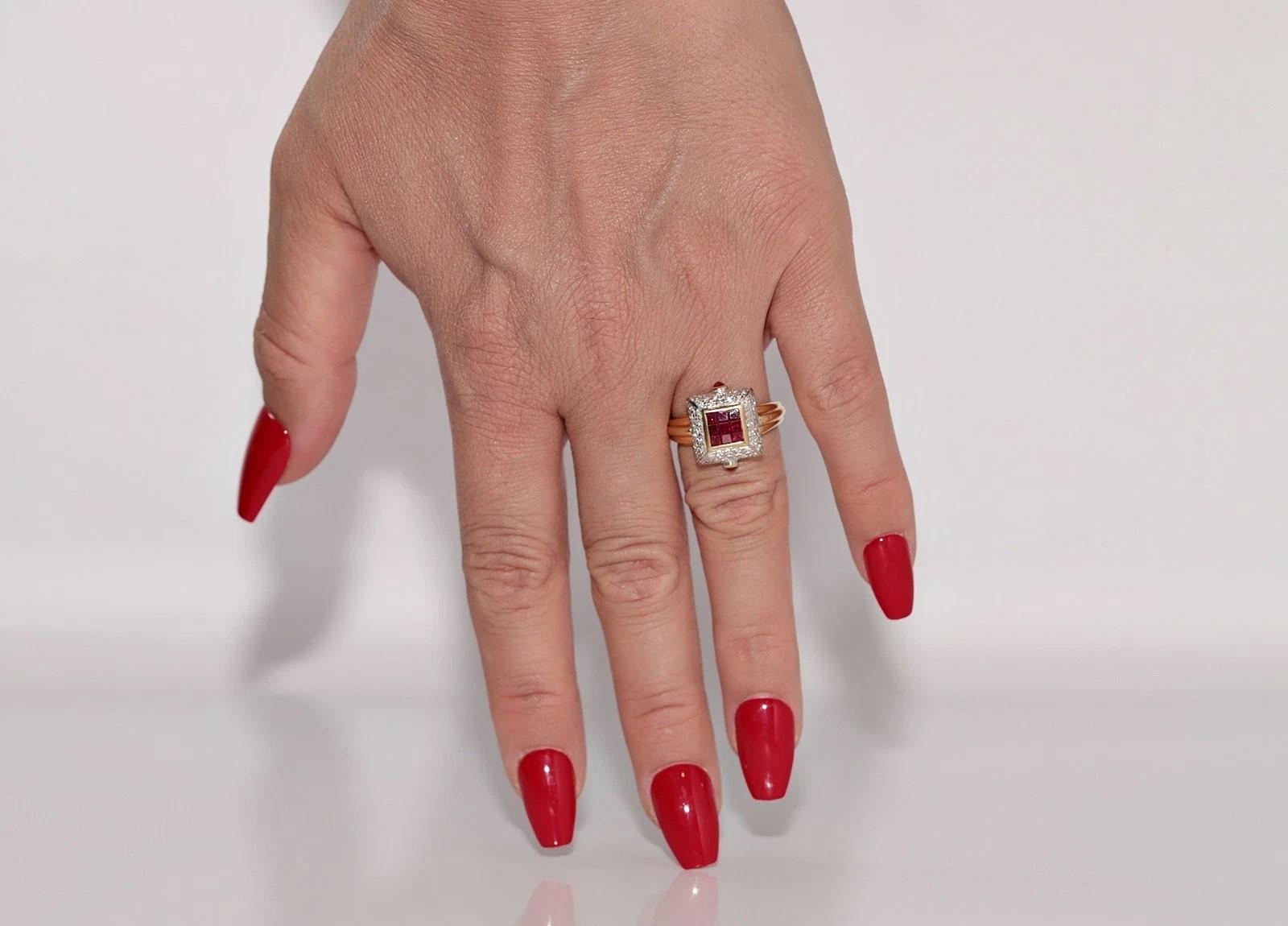 In ottime condizioni.
Il peso totale è di 8,5 grammi.
Totalmente è un diamante da 0,40 ct.
Il diamante ha colore G e purezza vvs1-vs1.
Totalmente è un rubino da 0,45 carati.
La misura dell'anello è US 6.5 
La scatola non è inclusa.
Possiamo