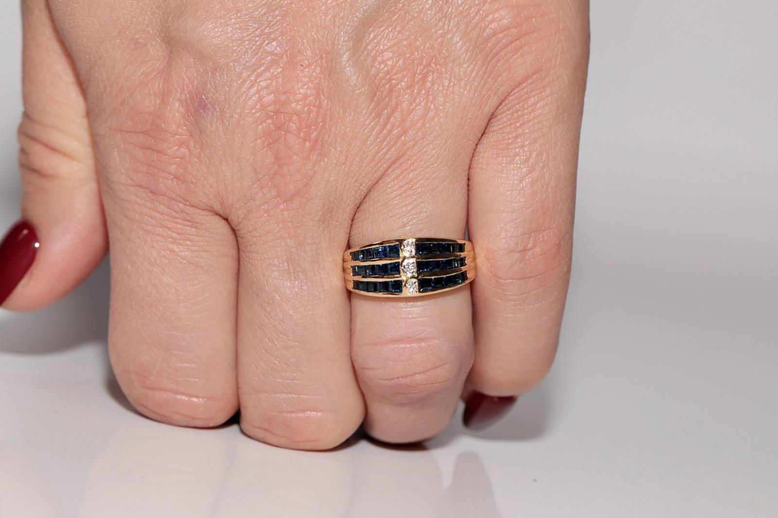 Retro Vintage Circa 1980s 18k Gold Natural Diamond And Baguette Cut Sapphire Ring For Sale