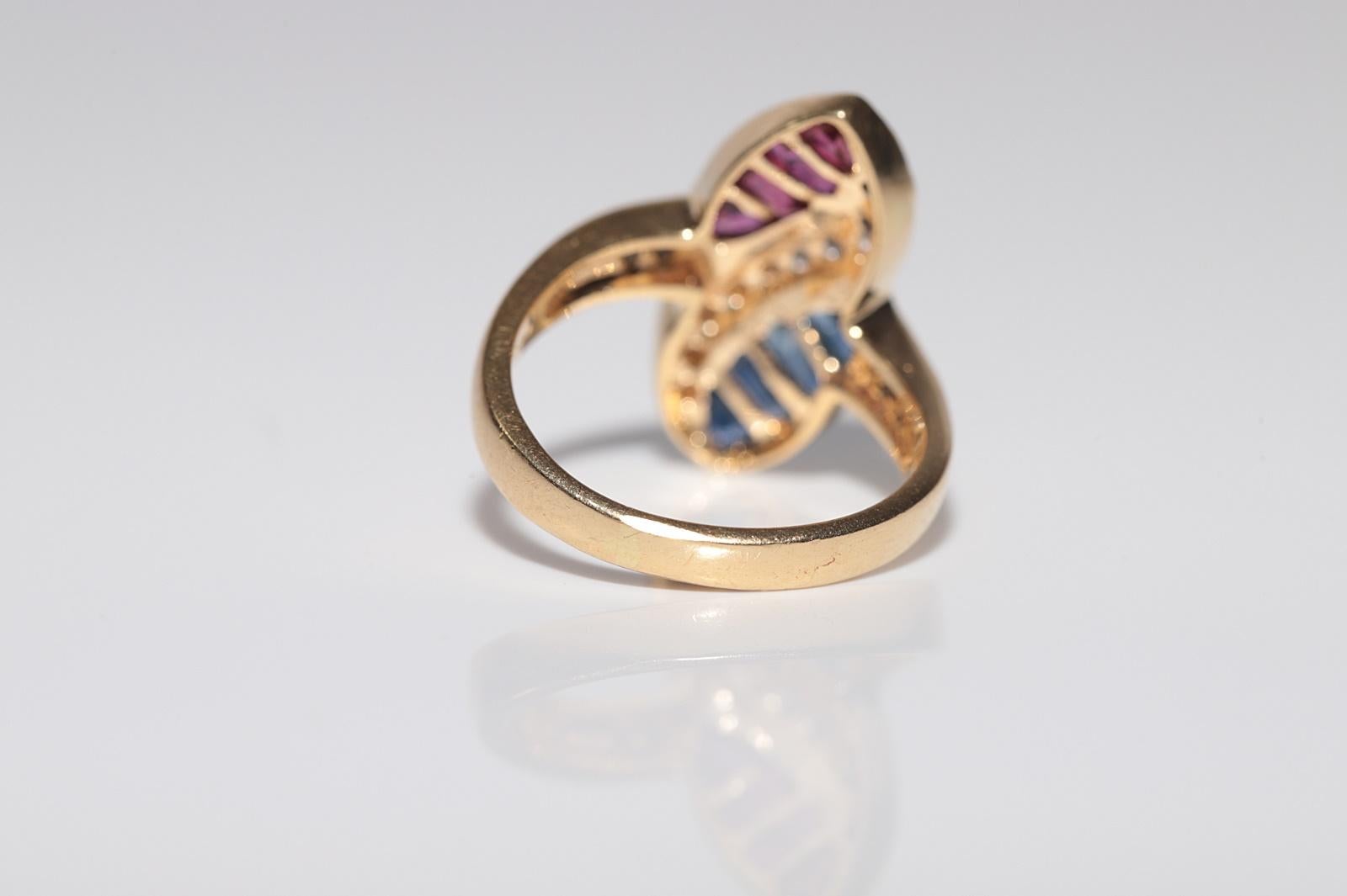 Vintage Circa 1980s 18k Gold Natural Diamond And Baguette Sapphire And Ruby Ring in vendita 4