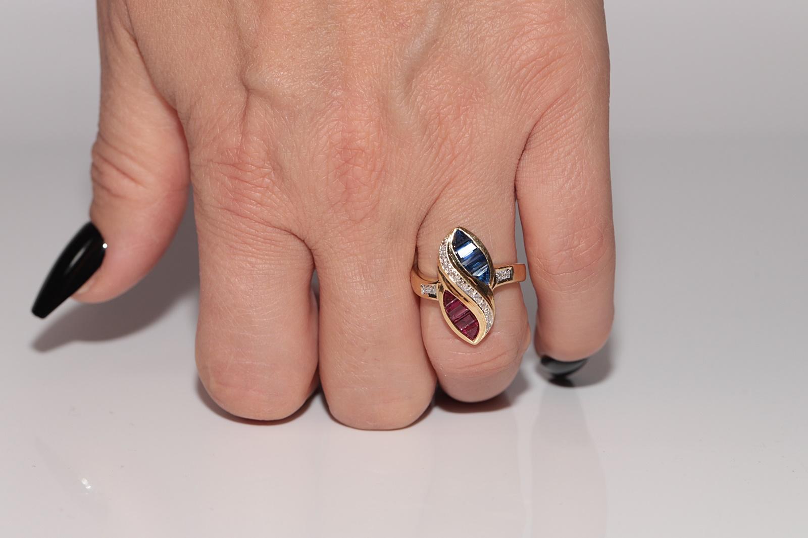 Vintage Circa 1980s 18k Gold Natural Diamond And Baguette Sapphire And Ruby Ring in vendita 9
