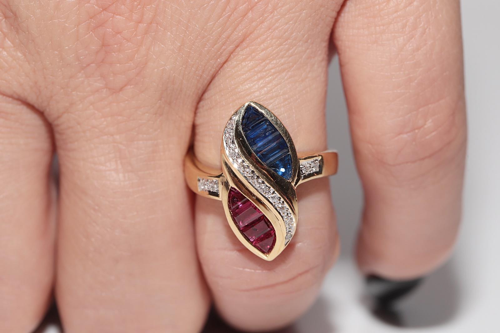 Vintage Circa 1980s 18k Gold Natural Diamond And Baguette Sapphire And Ruby Ring in vendita 10