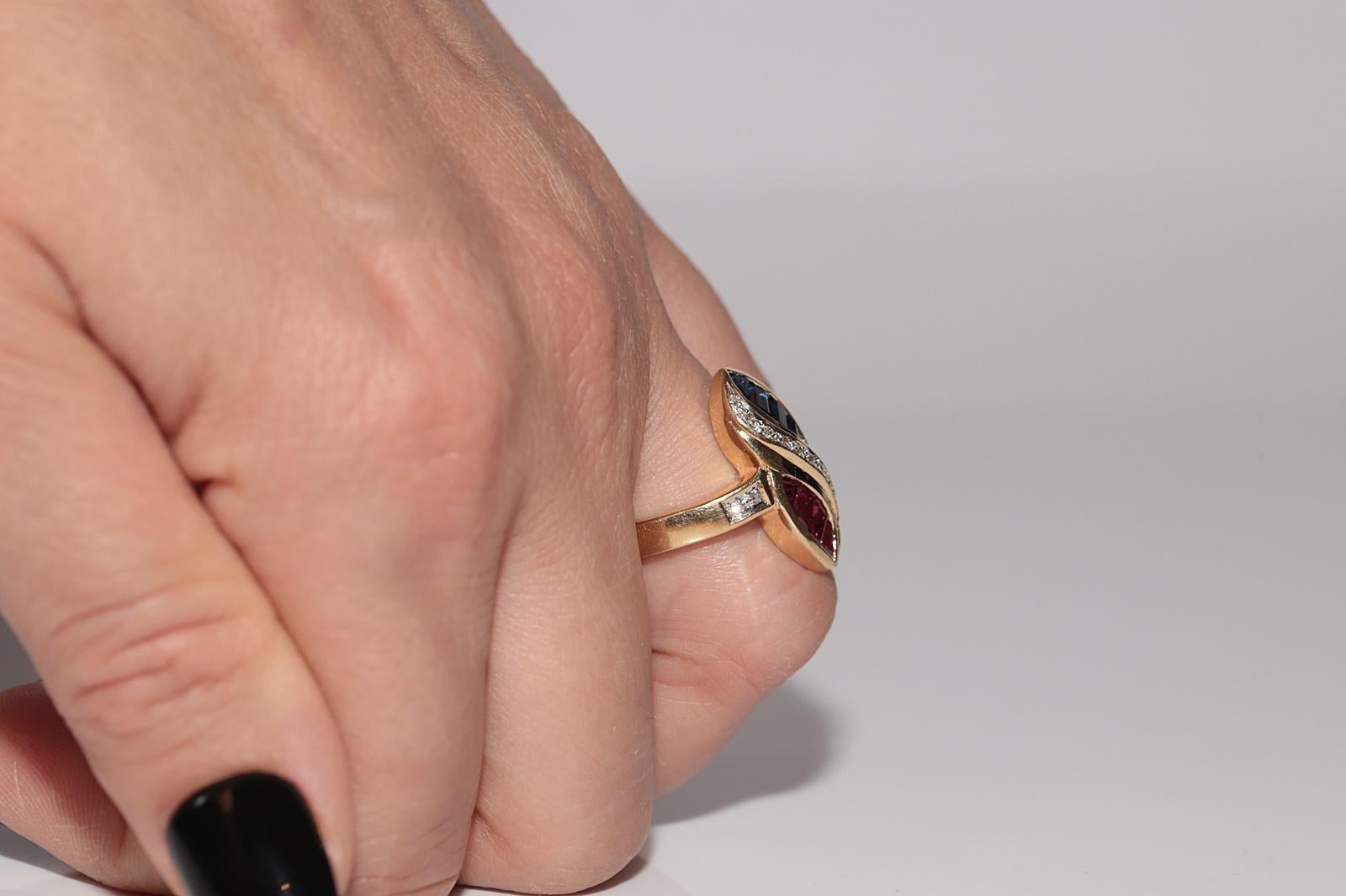 Vintage Circa 1980s 18k Gold Natural Diamond And Baguette Sapphire And Ruby Ring in vendita 11