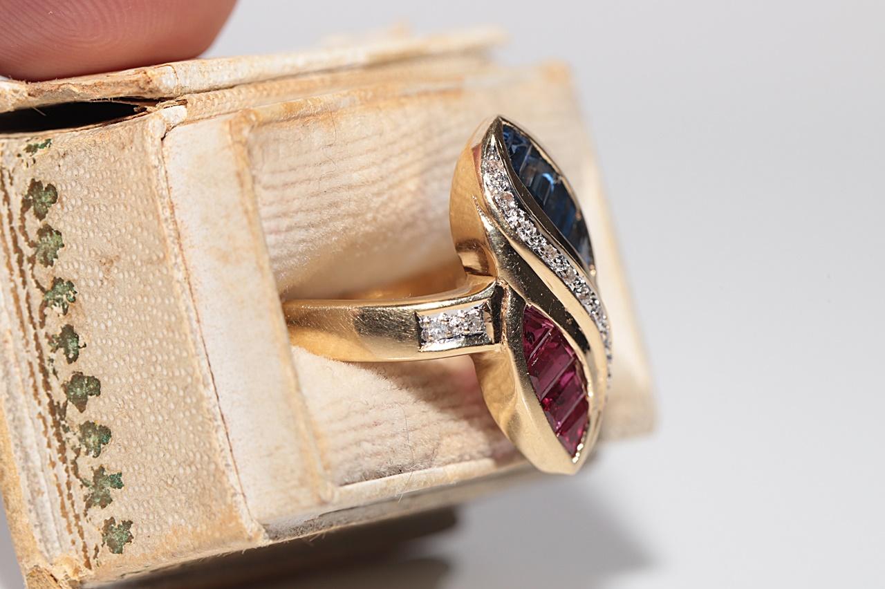 Rétro Vintage Circa 1980s 18k Gold Natural Diamond And Baguette Sapphire And Ruby Ring in vendita
