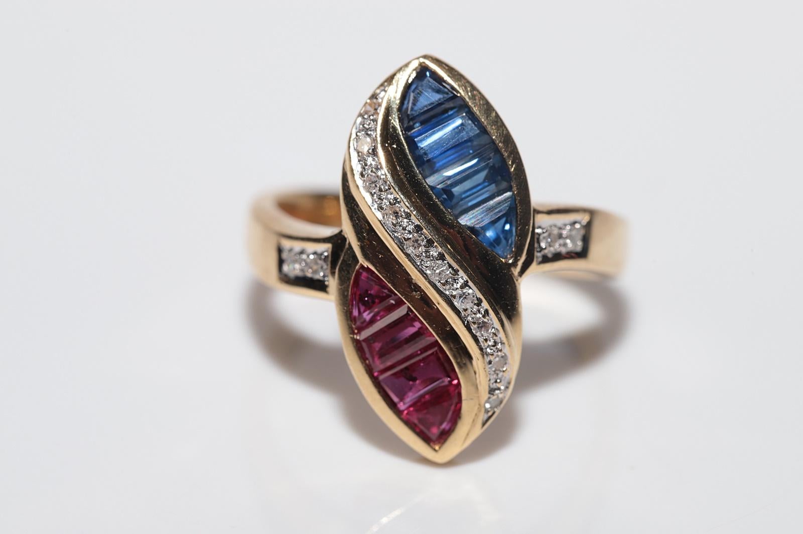Taglio baguette Vintage Circa 1980s 18k Gold Natural Diamond And Baguette Sapphire And Ruby Ring in vendita